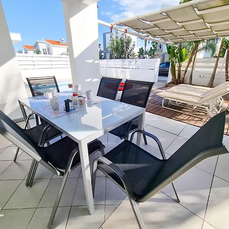 With Private Pool And Bbq فيلة لارنكا