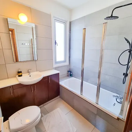 With Private Pool And Bbq לרנקה