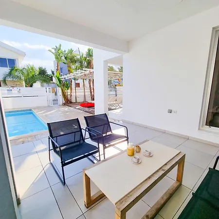 With Private Pool And Bbq לרנקה