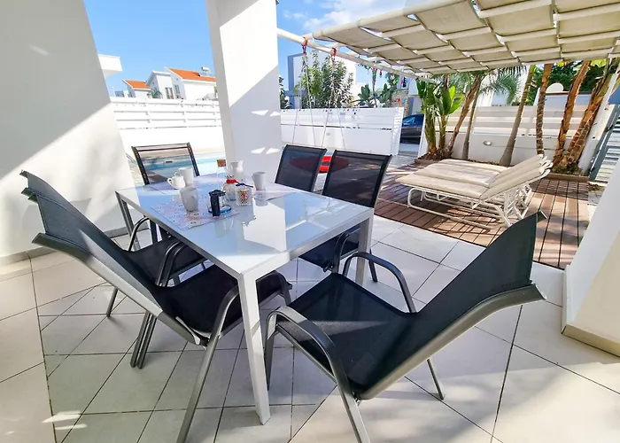 With Private Pool And Bbq Vila Larnaca